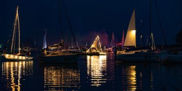 Nocna parada jachtów w Przybrodzinie. Zobacz zdjęcia