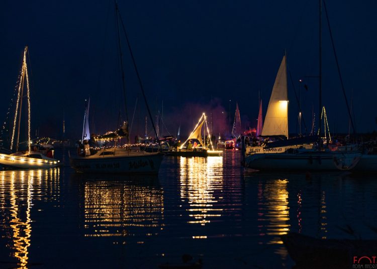 Nocna parada jachtów w Przybrodzinie. Zobacz zdjęcia