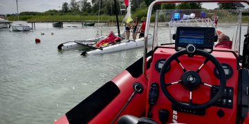 Wywrócony katamaran. Dwie nastolatki w wodzie