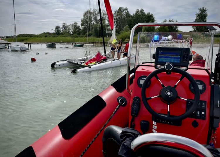 Wywrócony katamaran. Dwie nastolatki w wodzie