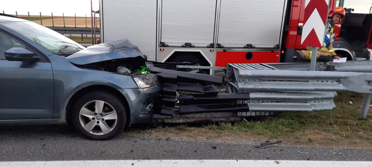 Uderzył w barierę. W aucie były dwie osoby