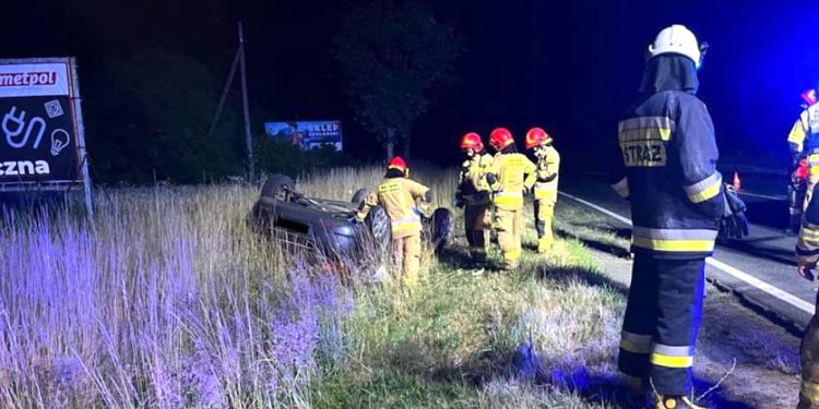 Wypadli z drogi, dachowali. Groźnie na K92