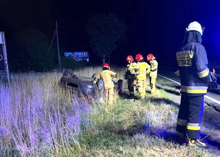 Wypadli z drogi, dachowali. Groźnie na K92