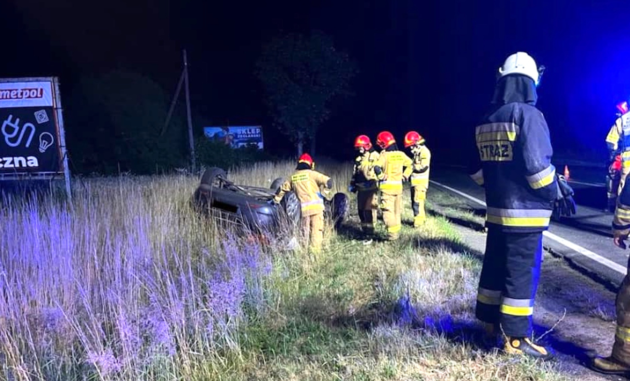 Wypadli z drogi, dachowali. Groźnie na K92