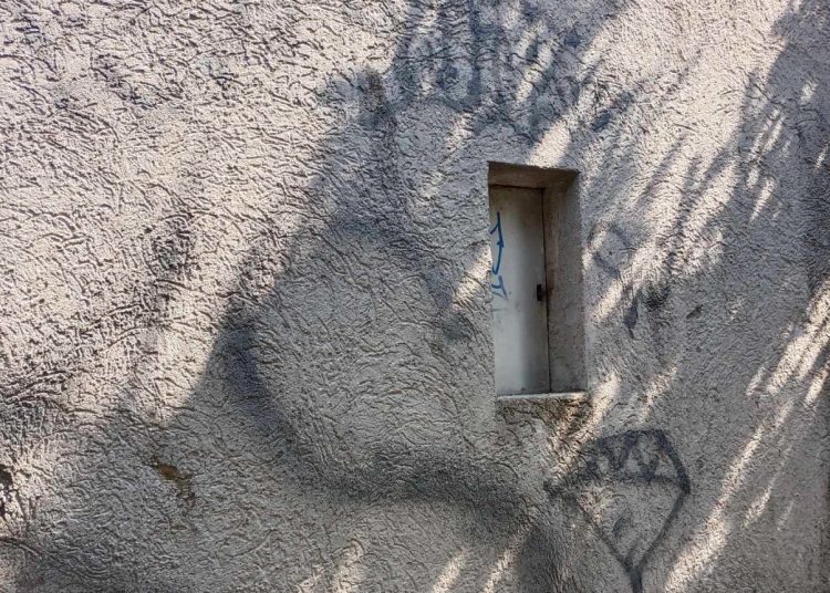 Zaśmiecanie, próby podpalenia. Wandalizm na terenie przedszkola