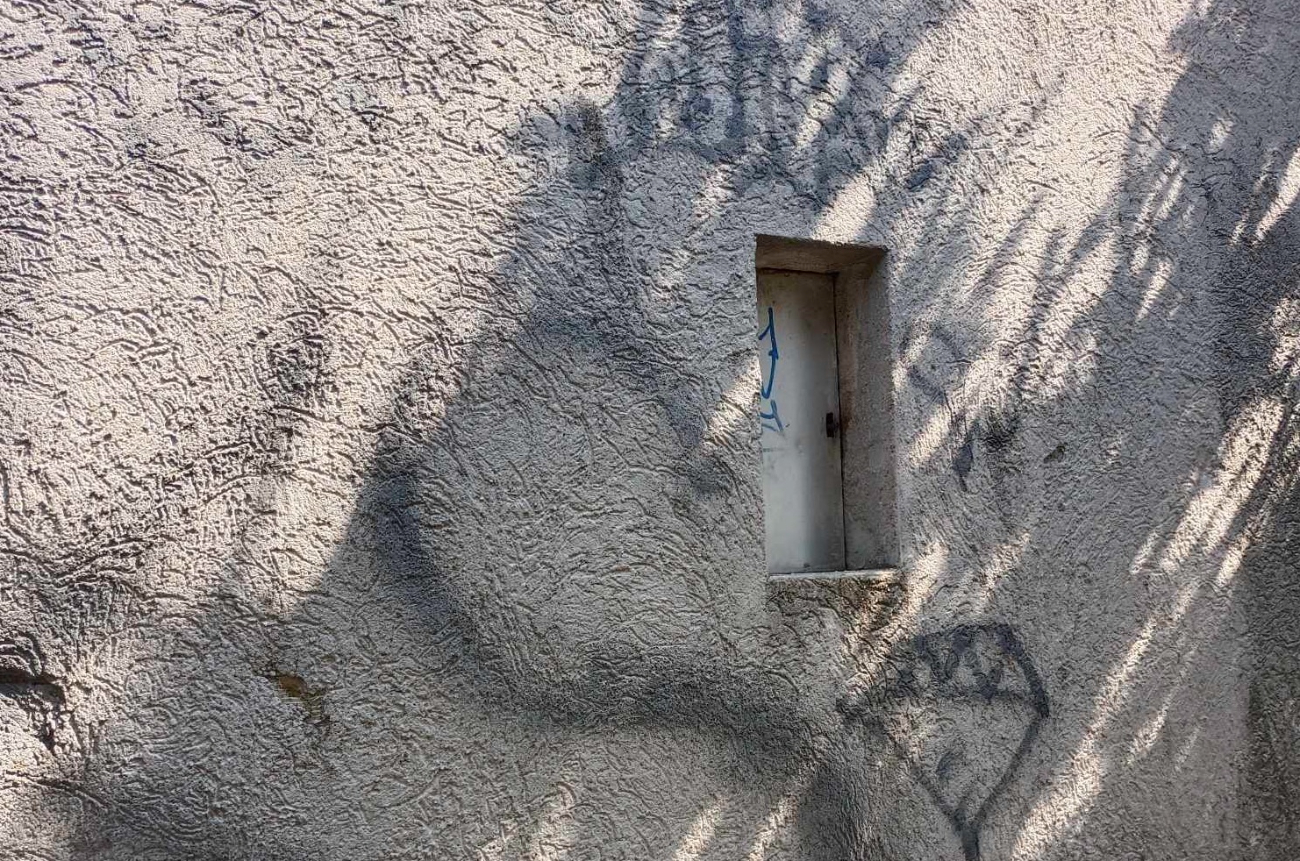 Zaśmiecanie, próby podpalenia. Wandalizm na terenie przedszkola