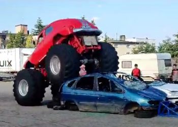 Monster trucki rozjeżdżały auta na słupeckim targowisku