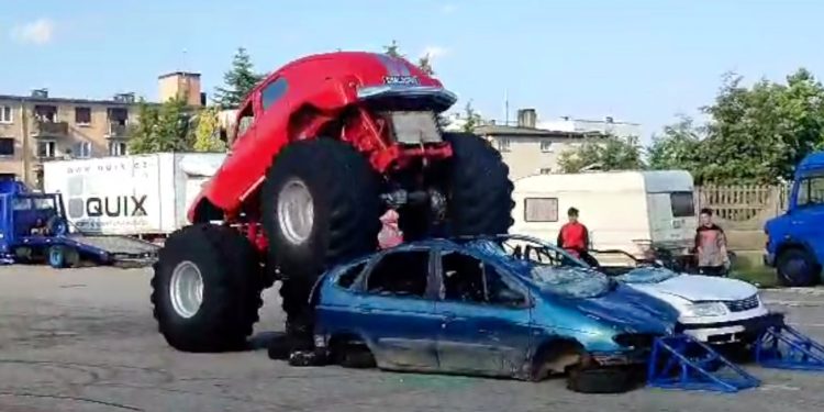Monster trucki rozjeżdżały auta na słupeckim targowisku
