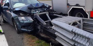 Uderzył w barierę. W aucie były dwie osoby