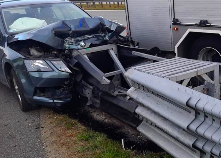 Uderzył w barierę. W aucie były dwie osoby