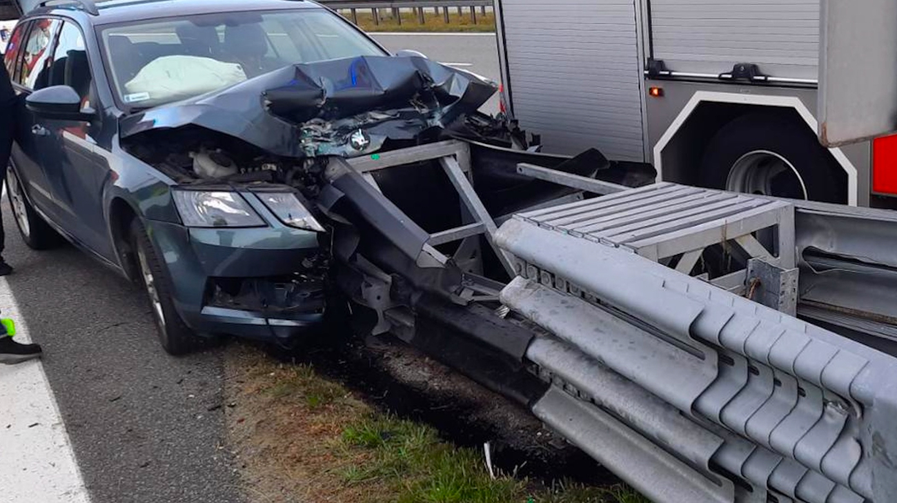 Uderzył w barierę. W aucie były dwie osoby