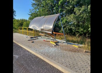 Rozbite samochody i przystanek ZDJĘCIA