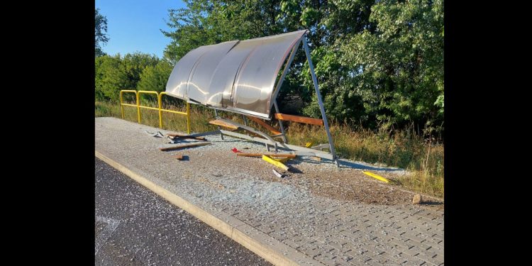 Rozbite samochody i przystanek ZDJĘCIA