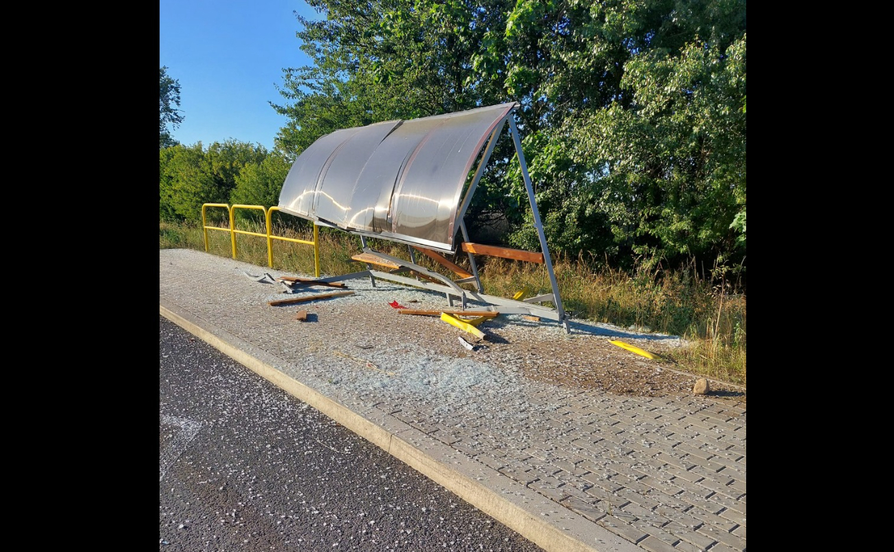 Rozbite samochody i przystanek ZDJĘCIA