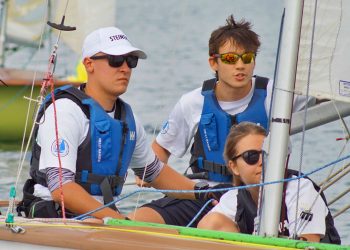 Załoga Kanaro z pucharem starosty