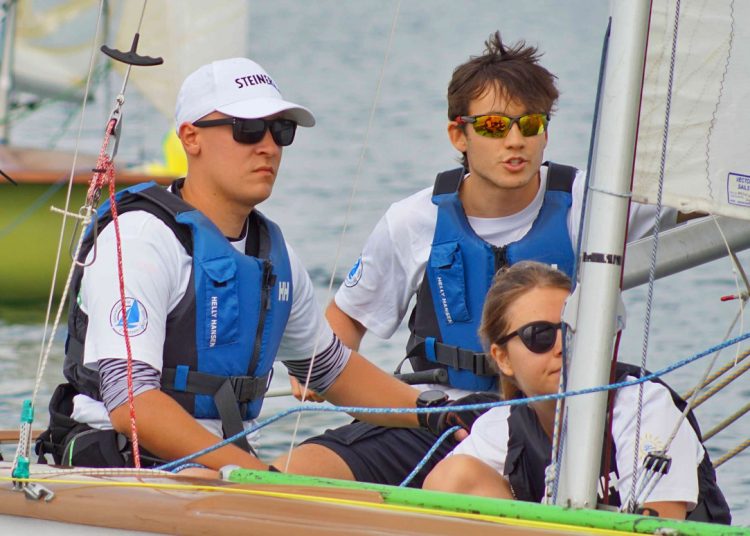 Załoga Kanaro z pucharem starosty