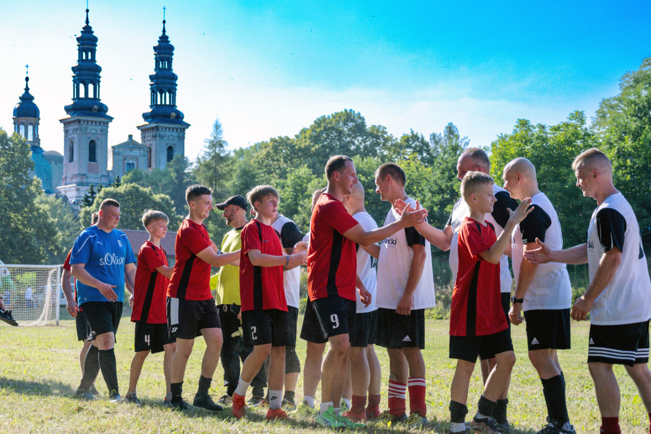 Tylko tam tak grają. Zobacz zdjęcia z niezwykłego meczu