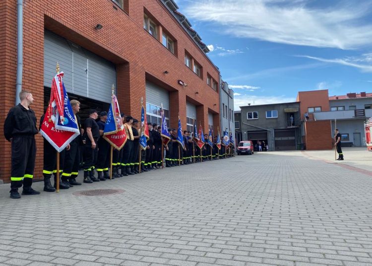 Nietypowe szkolenie strażaków. Uczyli, jak zachować się podczas uroczystości