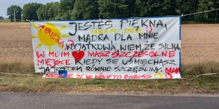 Przy drodze wisi oryginalne wyznanie. Będzie randka?