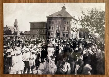 Mieszkaniec przekazał niezwykłe zdjęcie. Na nim procesja i szczątki francuskich żołnierzy