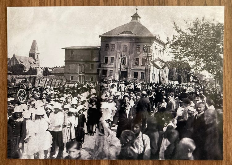 Mieszkaniec przekazał niezwykłe zdjęcie. Na nim procesja i szczątki francuskich żołnierzy