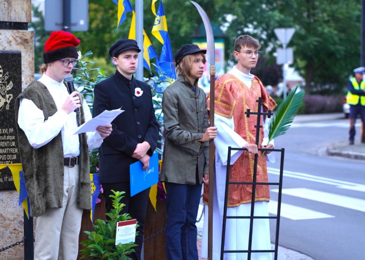 Słupczanie spotkali się przy kolumnie ZDJĘCIA