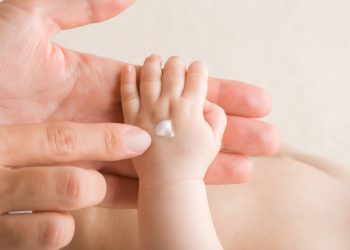 Ochrona przeciwsłoneczna noworodka – o czym należy pamiętać?