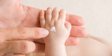 Ochrona przeciwsłoneczna noworodka – o czym należy pamiętać?