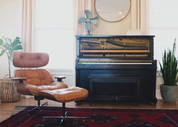 Krzesła składane – oszczędność miejsca w małych salonach