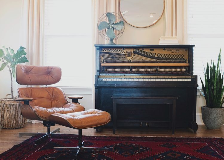 Krzesła składane – oszczędność miejsca w małych salonach