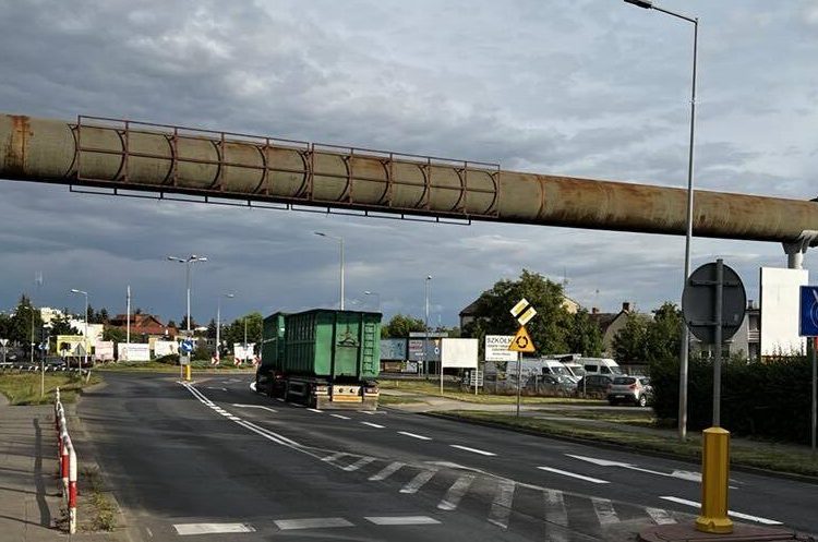 Rura jest nieestetyczna. Radny chce to zmienić