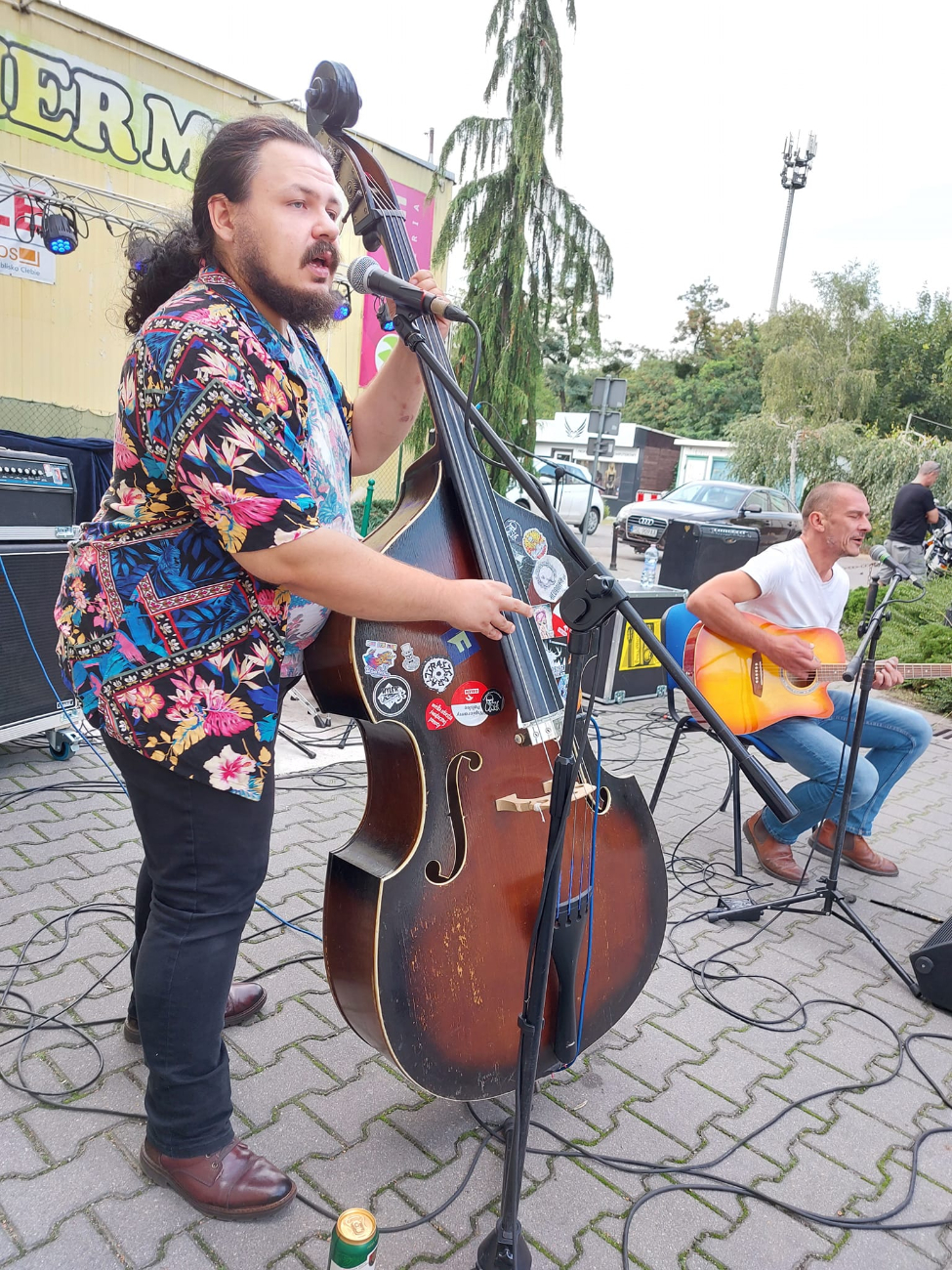 Grali w centrum miasta. Muzyka przyciągnęła przechodniów