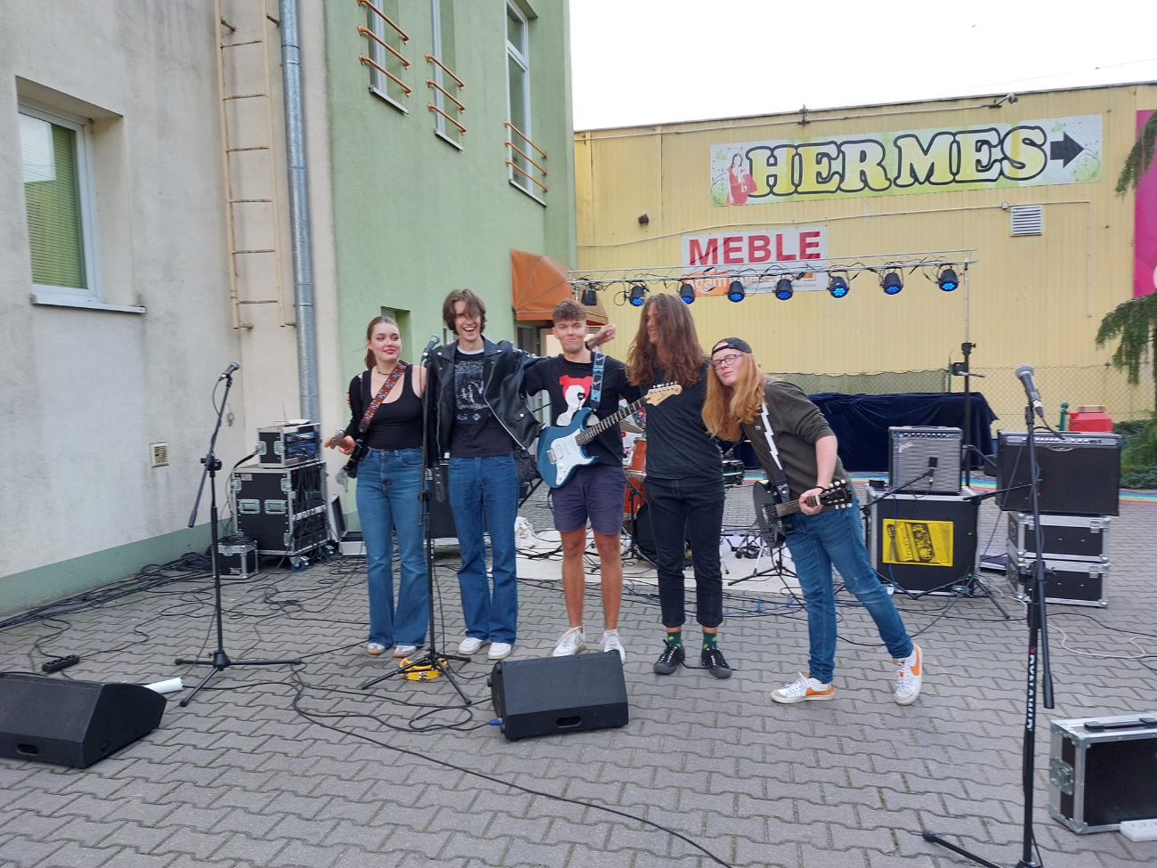 Grali w centrum miasta. Muzyka przyciągnęła przechodniów