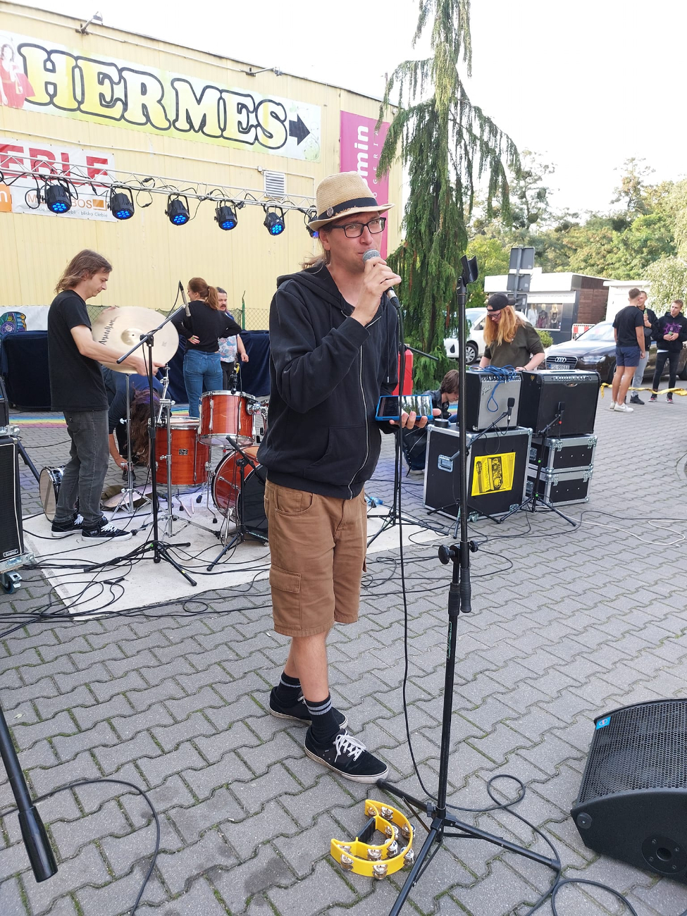 Grali w centrum miasta. Muzyka przyciągnęła przechodniów