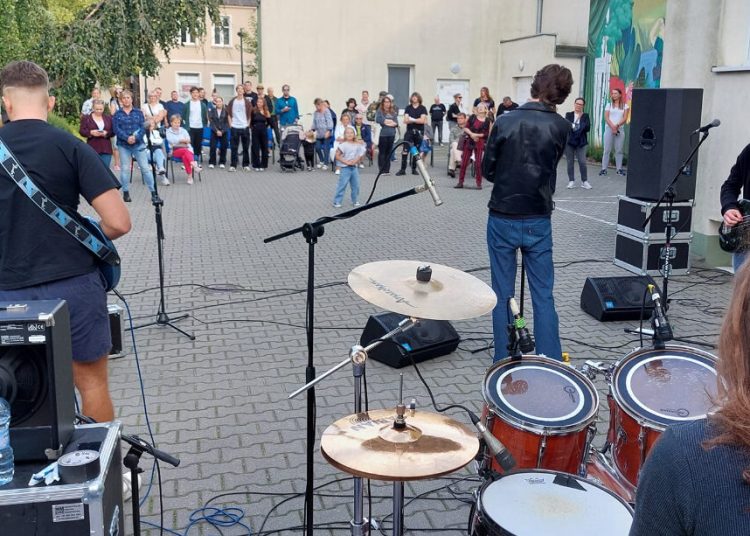 Grali w centrum miasta. Muzyka przyciągnęła przechodniów