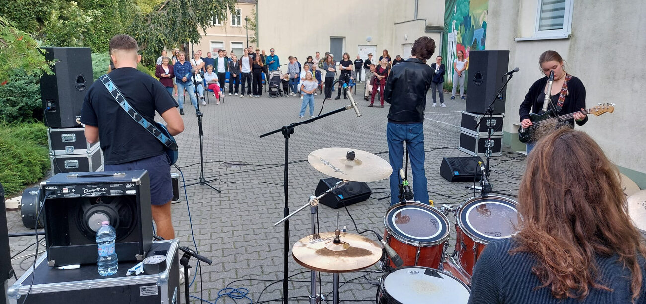 Grali w centrum miasta. Muzyka przyciągnęła przechodniów