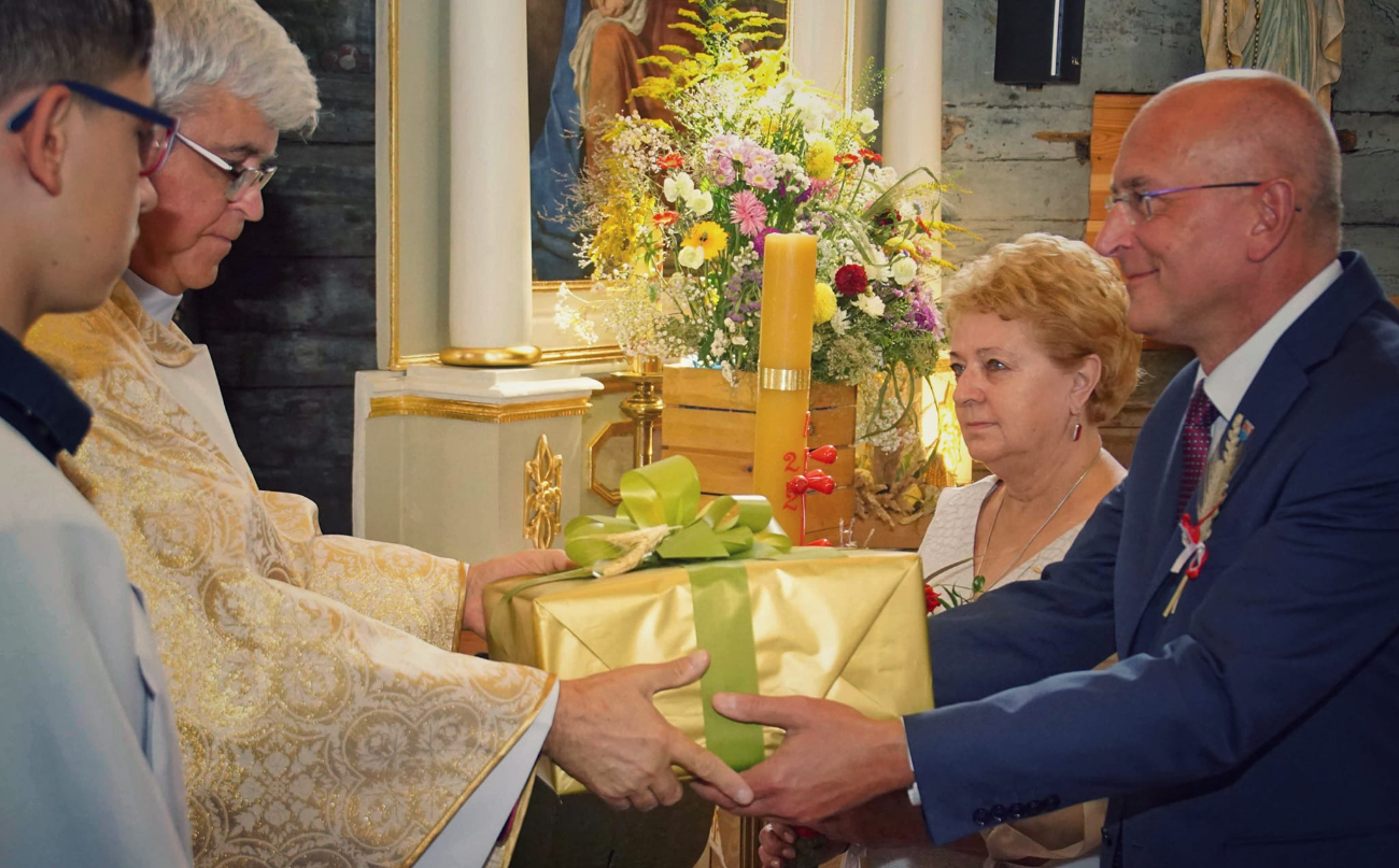 Dożynki powiatowe. Zdjęcia z uroczystości w kościele