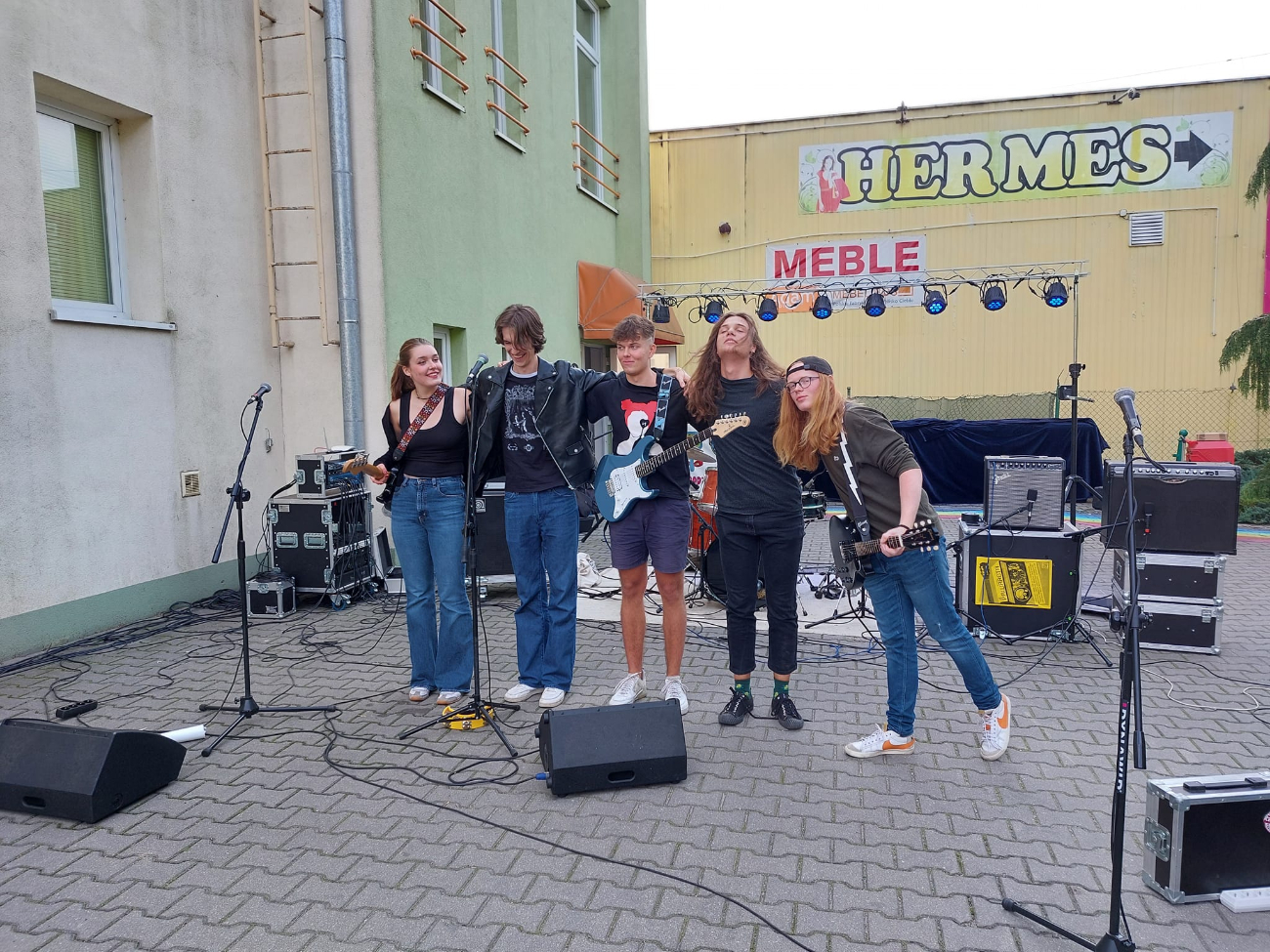 Grali w centrum miasta. Muzyka przyciągnęła przechodniów