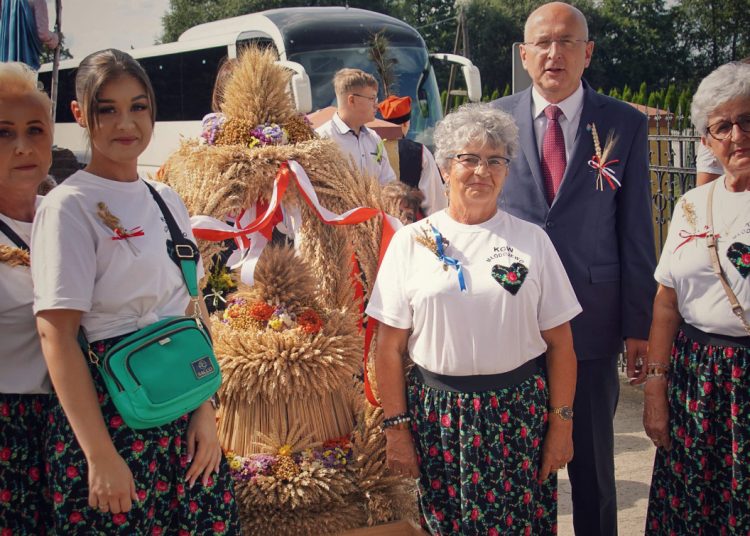 Dożynki powiatowe. Zdjęcia z uroczystości w kościele