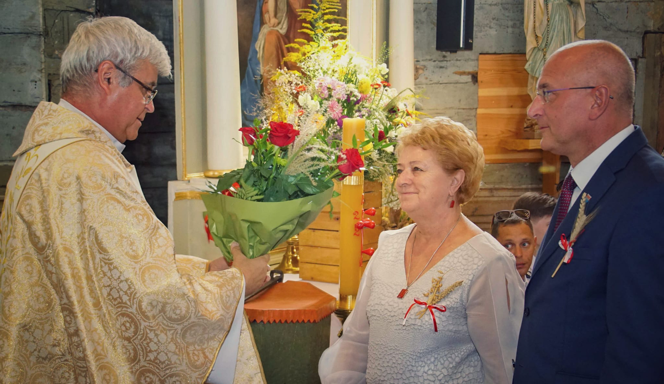 Dożynki powiatowe. Zdjęcia z uroczystości w kościele