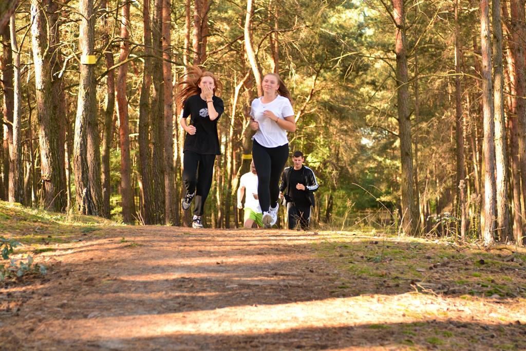 Był urodzinowy tort, świeczki i balony. Biegają już 4 rok