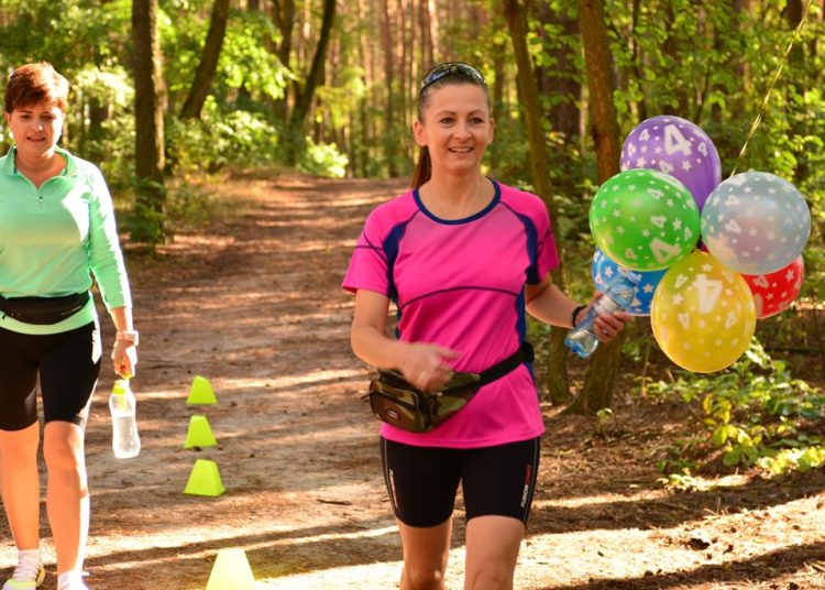 Był urodzinowy tort, świeczki i balony. Biegają już 4 rok