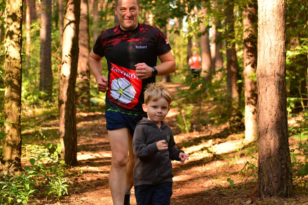 Był urodzinowy tort, świeczki i balony. Biegają już 4 rok