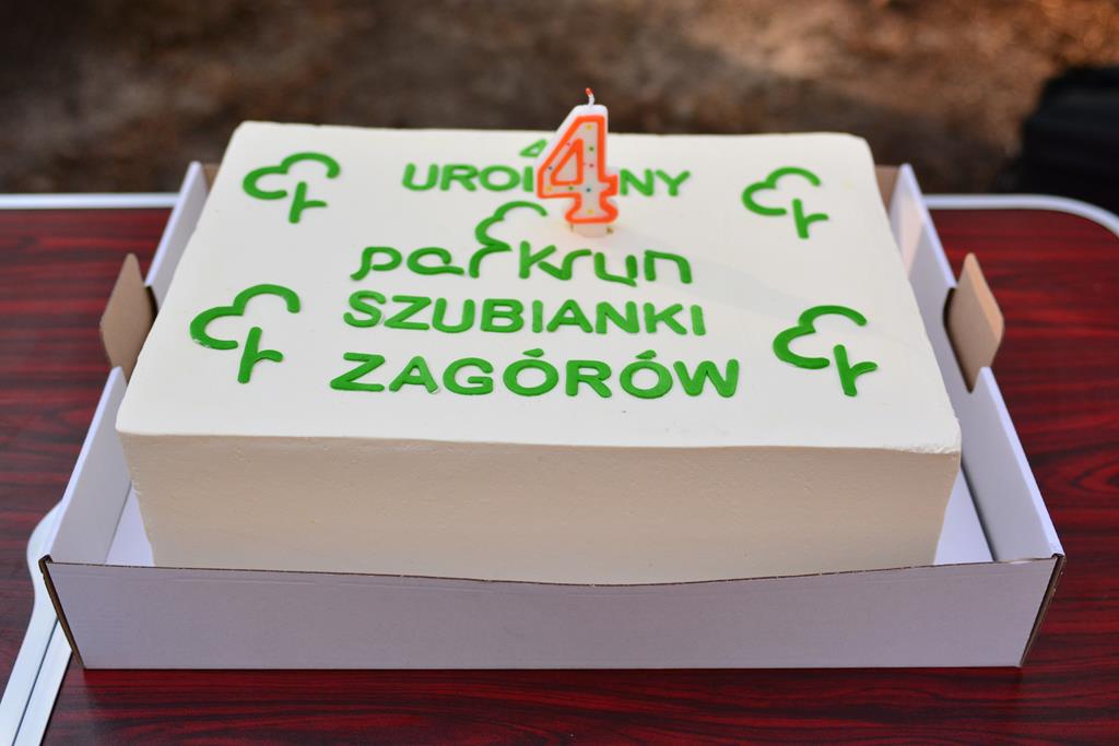 Był urodzinowy tort, świeczki i balony. Biegają już 4 rok