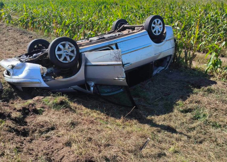 Groźny wypadek. Samochód dachował