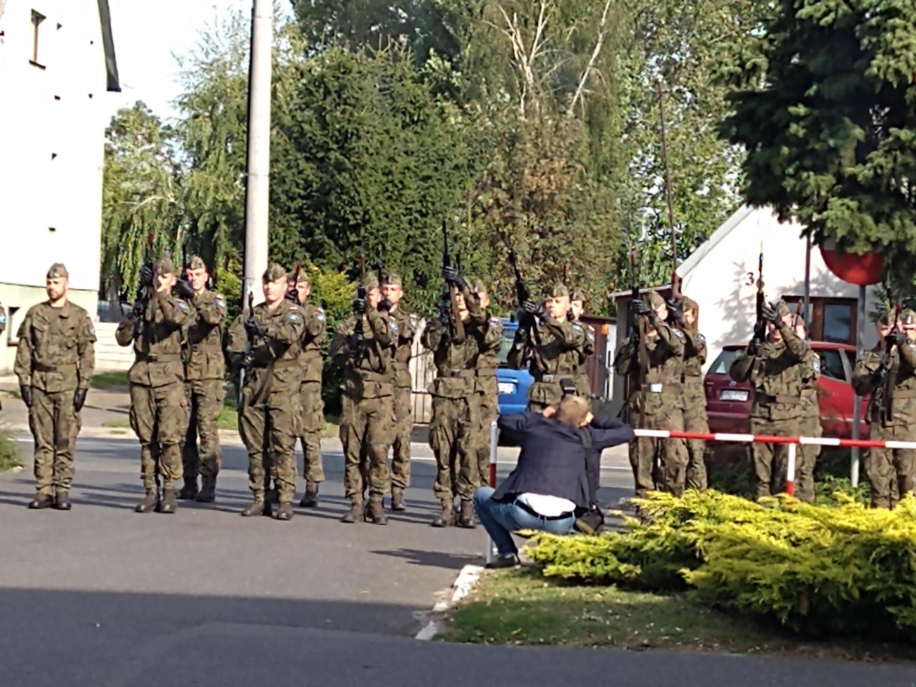 Trwają wielkie uroczystości w Lądku – jubileusz szkoły i poświęcenie sztandaru