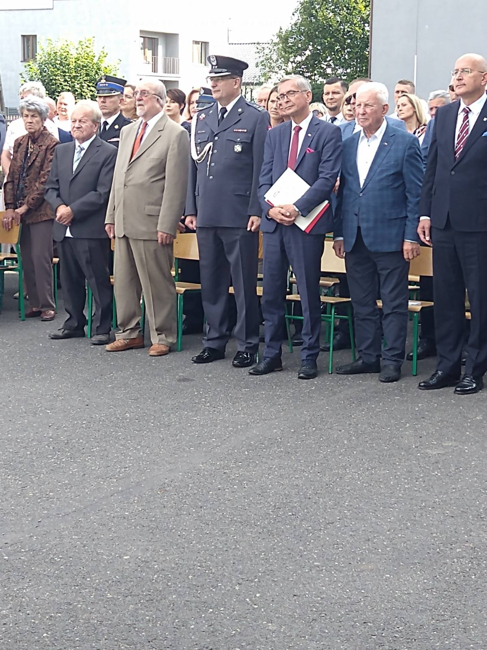 Trwają wielkie uroczystości w Lądku – jubileusz szkoły i poświęcenie sztandaru