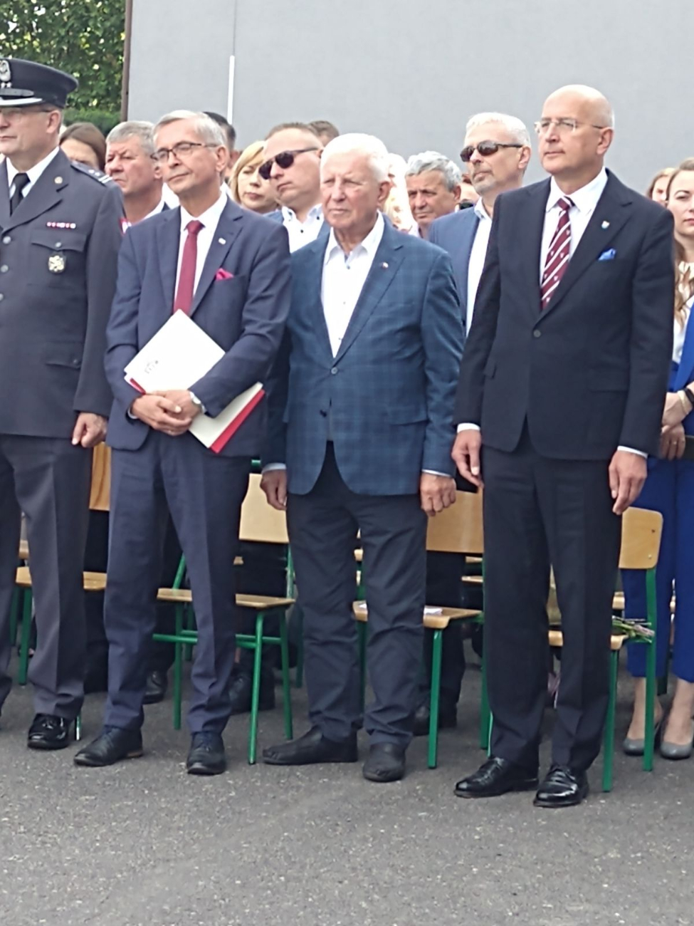 Trwają wielkie uroczystości w Lądku – jubileusz szkoły i poświęcenie sztandaru