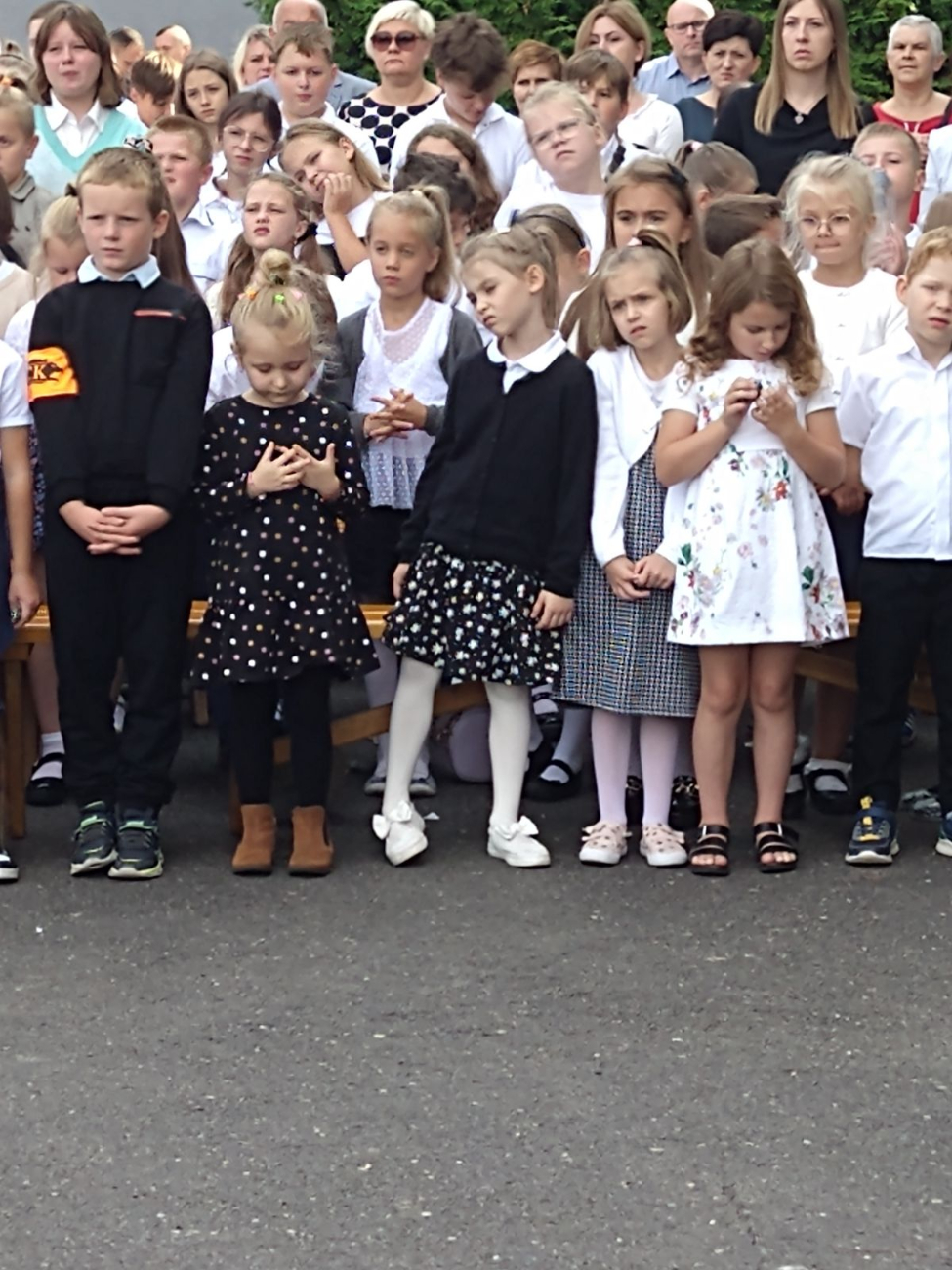 Trwają wielkie uroczystości w Lądku – jubileusz szkoły i poświęcenie sztandaru