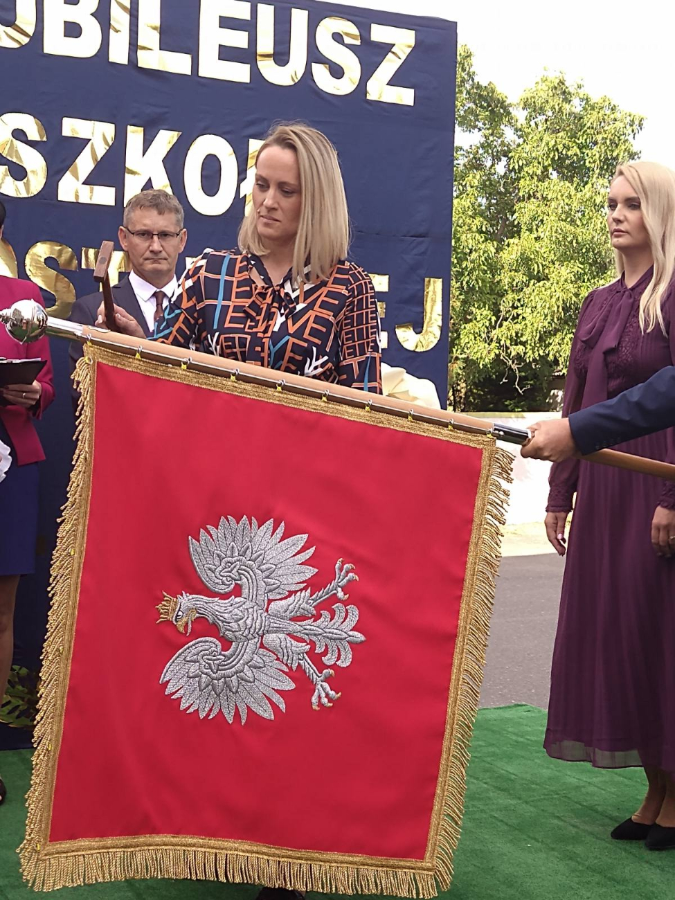 Trwają wielkie uroczystości w Lądku – jubileusz szkoły i poświęcenie sztandaru